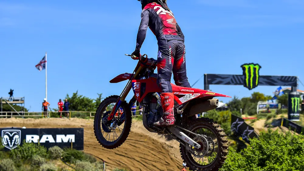 Tim Gajser ni mogel prehiteti velikega rivala. 