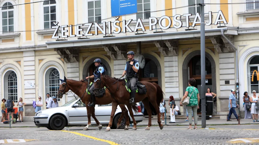 26.07.2023 - simbolična fotografija - <br> Železni&scaron;ka postaja Ljubljana, policija, konjeniki<br><br>Foto: Tomaž Skale<br><br><br>