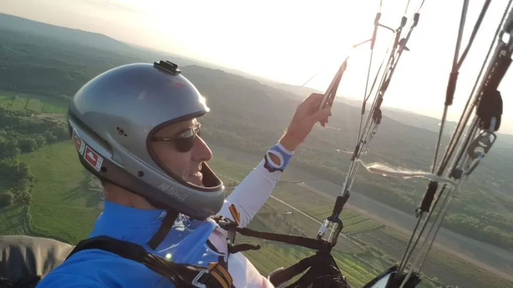 Bojan Žižmond se odlično počuti v zraku, saj se že 28 let ukvarja z jadralnim padalstvom. Foto: Osebni arhiv<br><br>