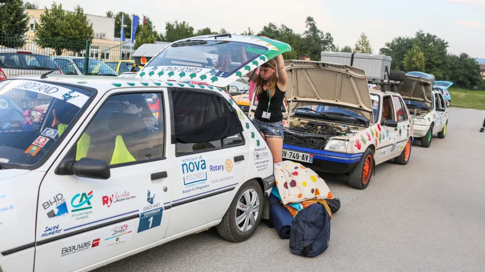﻿- 01.08.2018 – Vrhnika - Karavana 250 starih "pežojkotov", ki se je iz Francije podala na 10.000 kilometrov dolgo pot po Evropi, se je že drugič ustavila na Vrhniki. Na pot se je podalo 800 študentov z avtomobili Peugeot 205, //FOTO: Bojan Velikonja