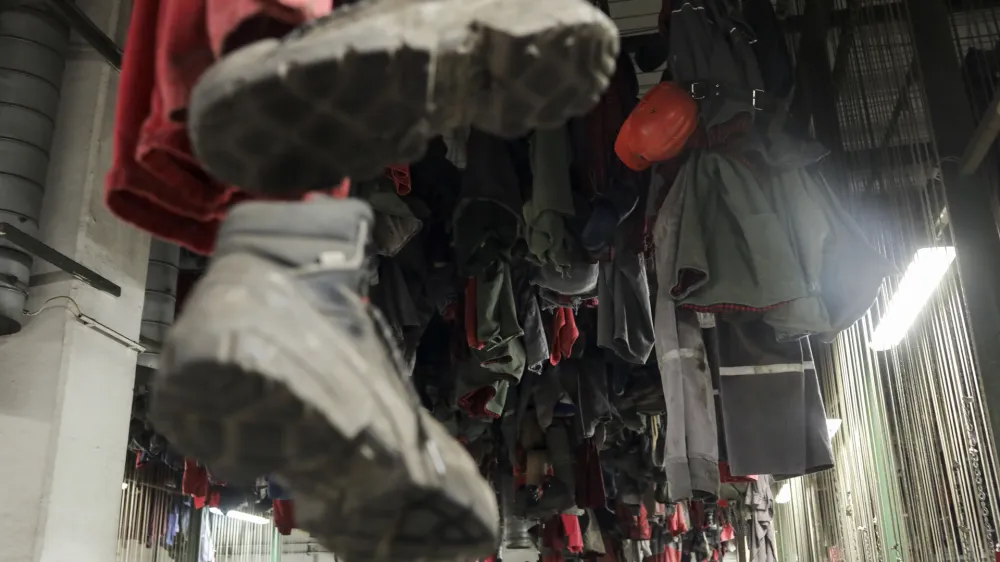 Zapiralna dela v Premogovniku Velenje (na fotografiji) bodo predvidoma trajala še 15 let po zaključku izkopa premoga. Koliko ljudi bo ostalo zaposlenih, na ministrstvih niso znali oceniti. Foto: Jaka Gasar 