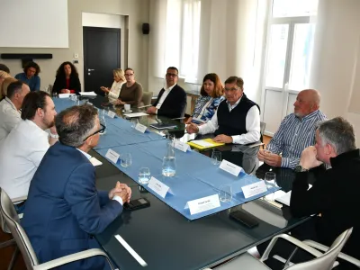 Župani obalnih občin za gradnjo 2 tira