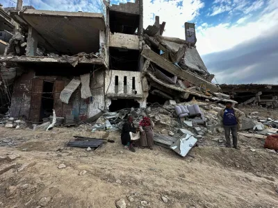 A Palestinian family returns to Khan Younis after Israeli forces withdrew from the city, amid the ongoing conflict between Israel and Hamas, in southern Gaza Strip, April 8, 2024. REUTERS/Doaa Rouqa