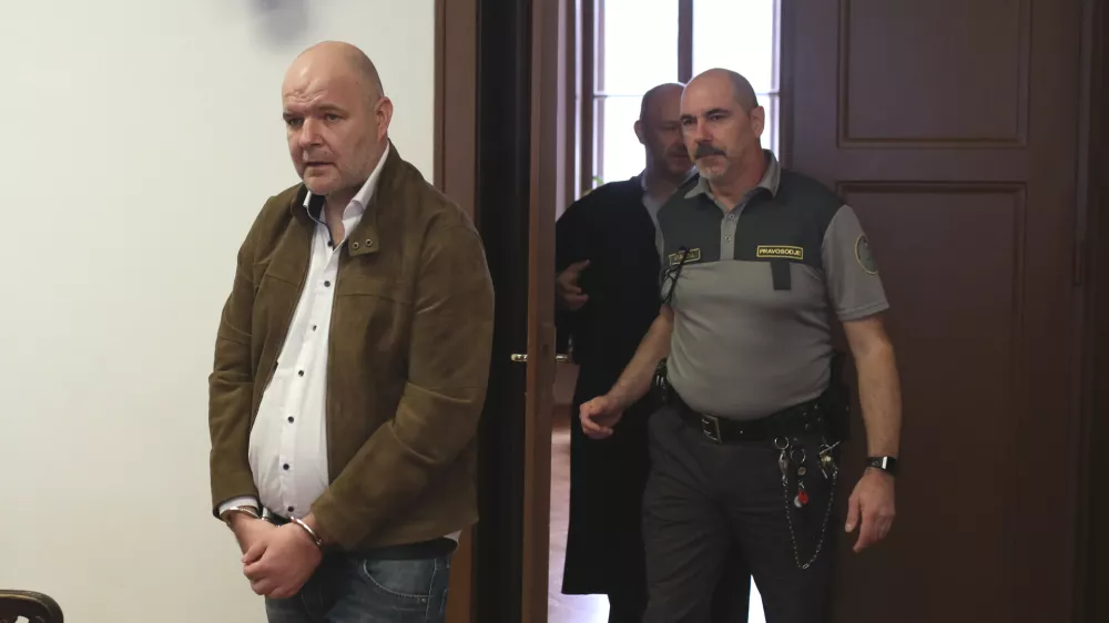 Pri pojasnjevanju Darka Leskovarja v zvezi s tem, kakšno je njegovo trenutno počutje, je bila javnost izključena. 