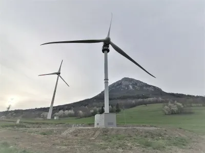 Tretja vetrnica v državi, visoka 50 metrov, ki pod Nanosom stoji že od lanskega septembra (na fotografiji spredaj), naj bi se vendarle začela poskusno vrteti do konca tega meseca. 