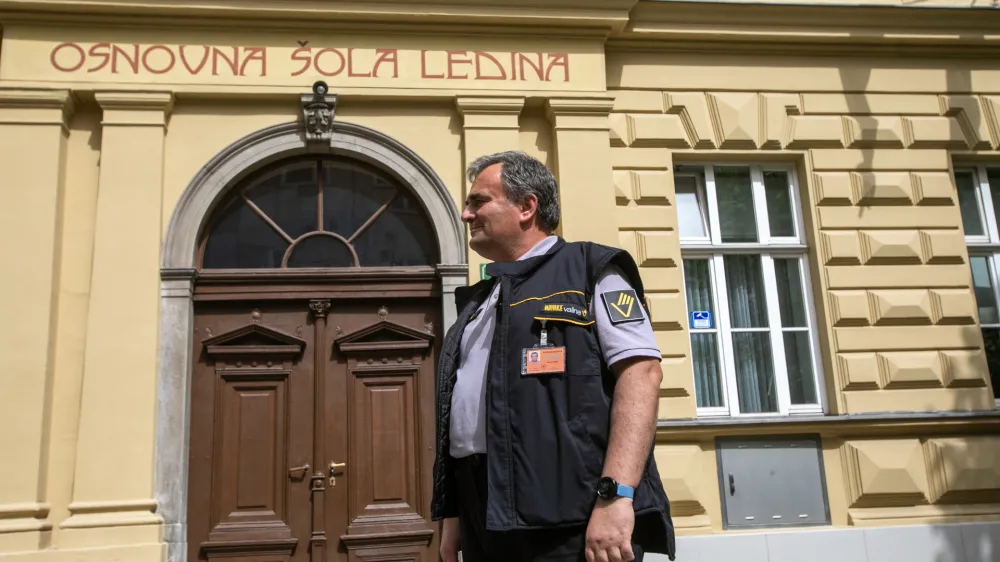 Ljubljanska občina je okrepila varovanje na osnovnih šolah, od torka do petka so jim zagotovili varnostnika, ki bo tam med 7. in 17. uro.