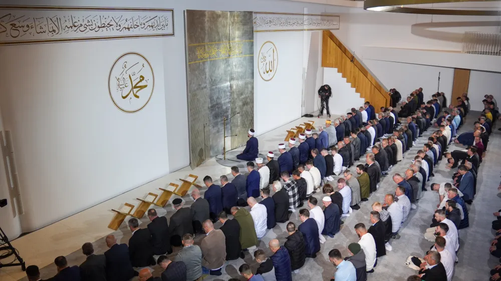 Ljubljana, Muslimanski kulturni center.<br>Osrednja bajramska slovesnost ob prvem dnevu ramazanskega bajrama.