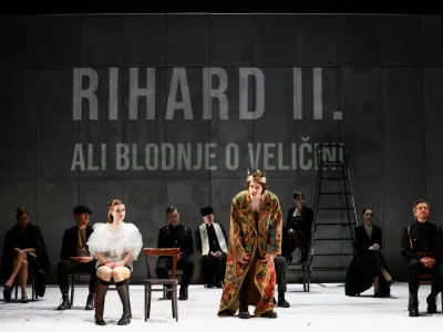 Režijo predstave Pet kraljev: K psihopatologiji neke monarhije, ki jo je po Shakespearovih kraljevskih kronikah zasnoval Tibor Hrs Pandur, podpisuje Livija Pandur. F Aljoša Rebolj