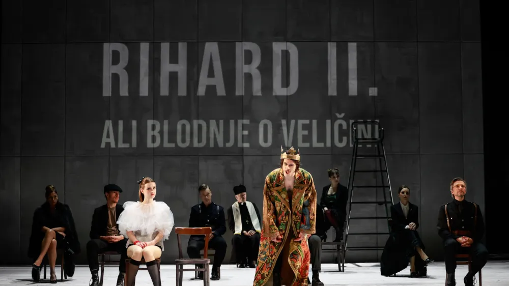 Režijo predstave Pet kraljev: K psihopatologiji neke monarhije, ki jo je po Shakespearovih kraljevskih kronikah zasnoval Tibor Hrs Pandur, podpisuje Livija Pandur. F Aljoša Rebolj