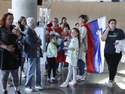 - navijači, sorodniki- 15.04.2024 - Slovenska ženska rokometna reprezentanca se je po uvrstitvi na OI vrnila domov. Brnik, rokomet //FOTO: Jaka Gasar