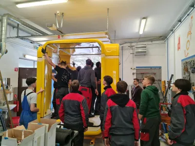 Dijaki programa avtoličar Šolskega centra Celje so v sodelovanju s celjsko občino obnovili znameniti kiosk K67, ki ga bodo v soboto postavili na Krekov trg, zatem pa se bo selil še po drugih mestnih četrtih. Foto: Lucija Ovtar Šolinc