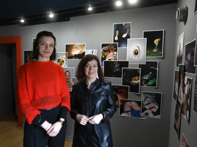 »Kurirati v takšni galeriji ima tudi svoje izzive. Spolnost je namreč postala predmet številnih razprav, zato je treba nekatere vsebine najprej temeljito raziskati,« priznavata kustosinji Maja Antončič in Maja Hodošček. Foto: Luka Cjuha