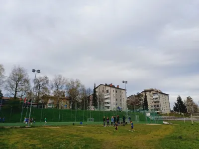 Še vedno neuporabno igrišče bo nogometašem na voljo predvidoma od začetka junija. 