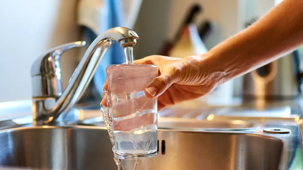 Vzorci pitne vode so potrdili, da je skladna z uredbo o pitni vodi. Foto: Arhiv Dnevnika