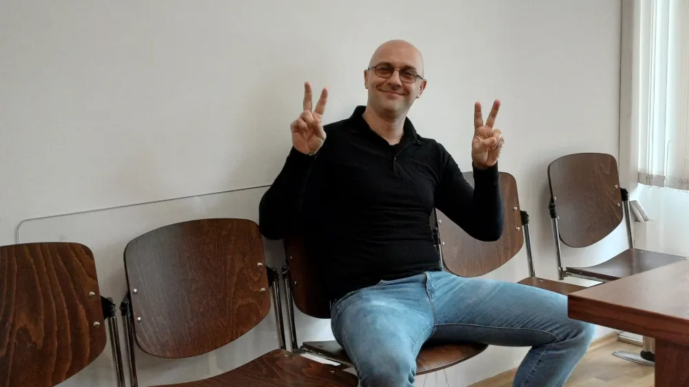 Dobro razpoloženi Danijel Maksimović na preodobravnavnem naroku ni priznal krivde za poskus uboja.