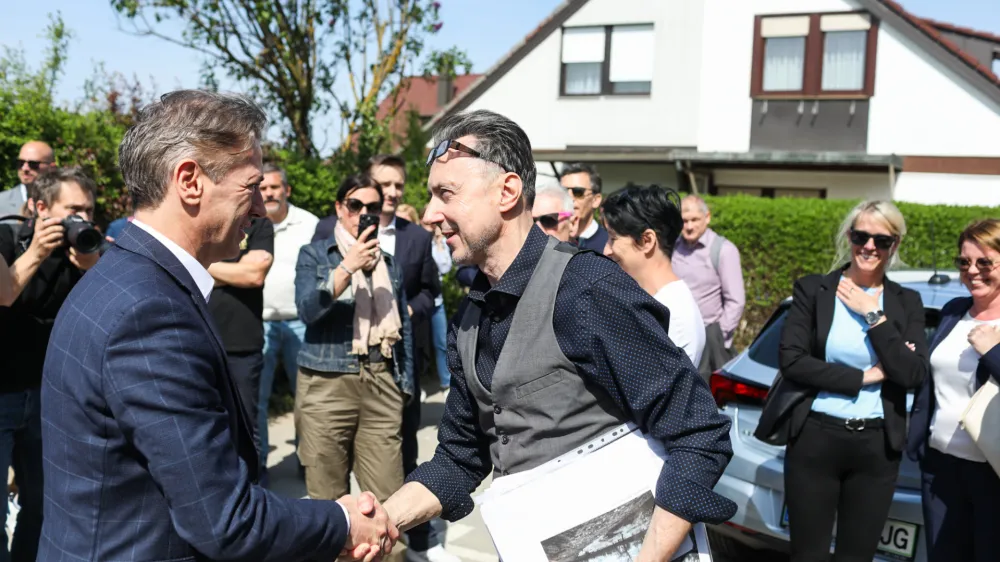 Pdsednik vlade RS Robert Golob, Ivan Kastelic, predstavnik stanovalcev Sneberij. -11.04.2024. Predstavitev projekta zaščite naselja Sneberje v Ljubljani pred poplavami reke Save. //FOTO: Bojan Velikonja 