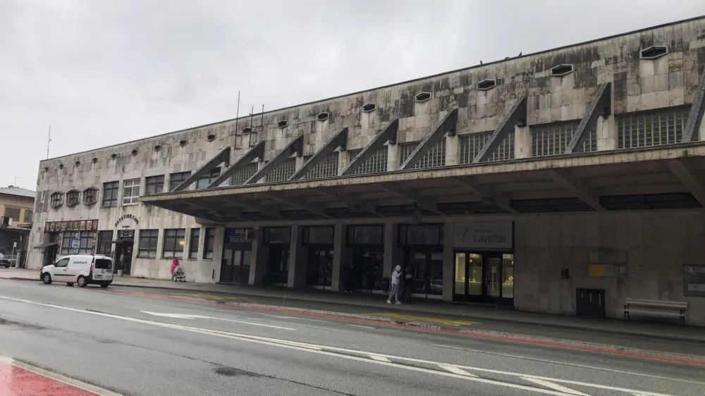 Projekt nadgradnje železniške postaje Jesenice je predmet številnih kritik, saj se je njegova projektna zasnova v minulih letih večkrat spremenila in s tem drastično podražila. Foto: Eva Branc 