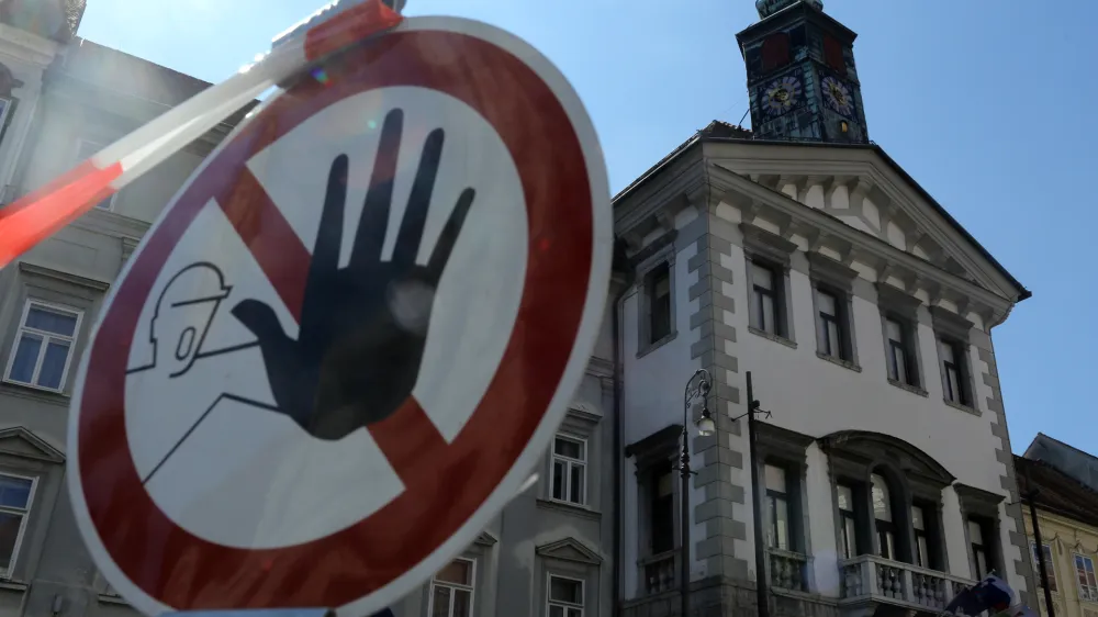 ﻿- 5.5.2014 - Mestna hiša - Mestna občina Ljubljana (MOL) - prejeli pošiljko z belo snovjo//FOTO: Jaka Gasar