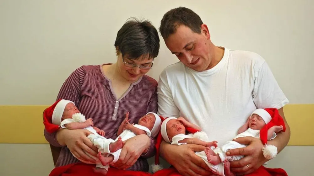 Družina Prošt ob rojstvu četverčkov