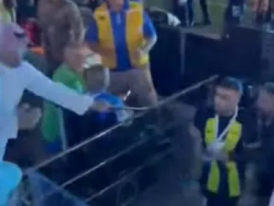 Nezadovoljni navijač se je igralca svojega kluba lotil kar z bičem.