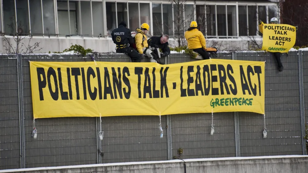 Greenpeace activists display banners on the route between Copenhagen airport and the Bella Centre during the U.N. climate change talks in Copenhagen December 17, 2009. About 120 U.N. world leaders are aiming to try to end deadlock at a U.N. climate summit in Copenhagen that is meant to agree a new deal on Friday for fighting global warming. REUTERS/Christian Aslund/Greenpeace/Handout (DENMARK - Tags: CIVIL UNREST ENVIRONMENT) FOR EDITORIAL USE ONLY. NOT FOR SALE FOR MARKETING OR ADVERTISING CAMPAIGNS. NO SALES. NO ARCHIVES