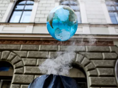 simbolična fotografija,, globalno segrevanje, ekologija, ekolo&scaron;ka politika, okoljevarstvo, zemlja, Te&scaron; 6- 29.03.2017 - podnebni shod v okviru globalnega gibanja Break Free, ki zahteva konec obdobja fosilnih goriv v organizaciji Greenpeace Slovenija - protest pred Vlado RS -    //FOTO: Bojan Velikonja