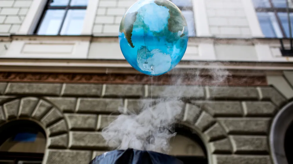 simbolična fotografija,, globalno segrevanje, ekologija, ekolo&scaron;ka politika, okoljevarstvo, zemlja, Te&scaron; 6- 29.03.2017 - podnebni shod v okviru globalnega gibanja Break Free, ki zahteva konec obdobja fosilnih goriv v organizaciji Greenpeace Slovenija - protest pred Vlado RS -    //FOTO: Bojan Velikonja