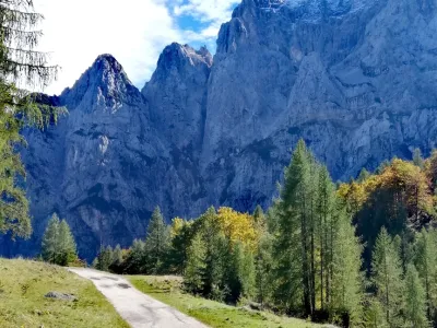 V primeru lepega vremena se je zapeljati do Vršiča in poiščite skrivnostno Ajdovsko deklico v severni steni Prisanka.