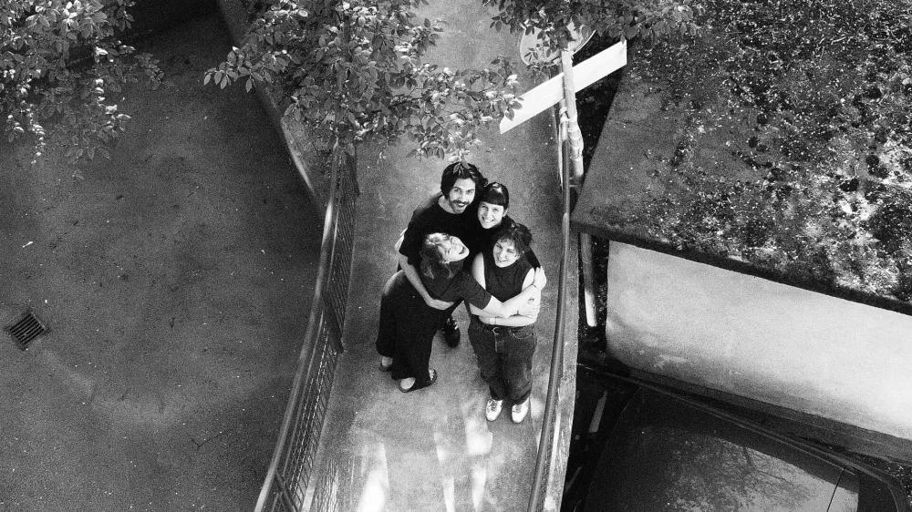 Ker se vsi štirje sostanovalci in prijatelji na neki način ukvarjajo z umetnostjo, so poleg razstave ustanovili še kolektiv Mostiček. 