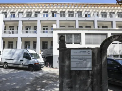 Gradbena dela na ljubljanski negovalni bolnišnici na Vrazovem trgu se bodo podaljašala do 19. maja, so povedali na ministrstvu za zdravje.