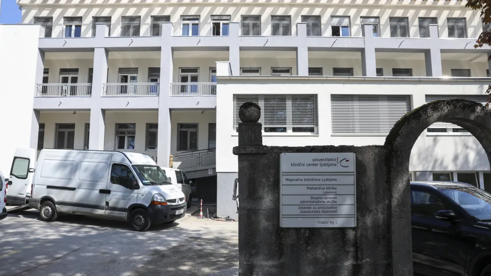 Gradbena dela na ljubljanski negovalni bolnišnici na Vrazovem trgu se bodo podaljašala do 19. maja, so povedali na ministrstvu za zdravje.