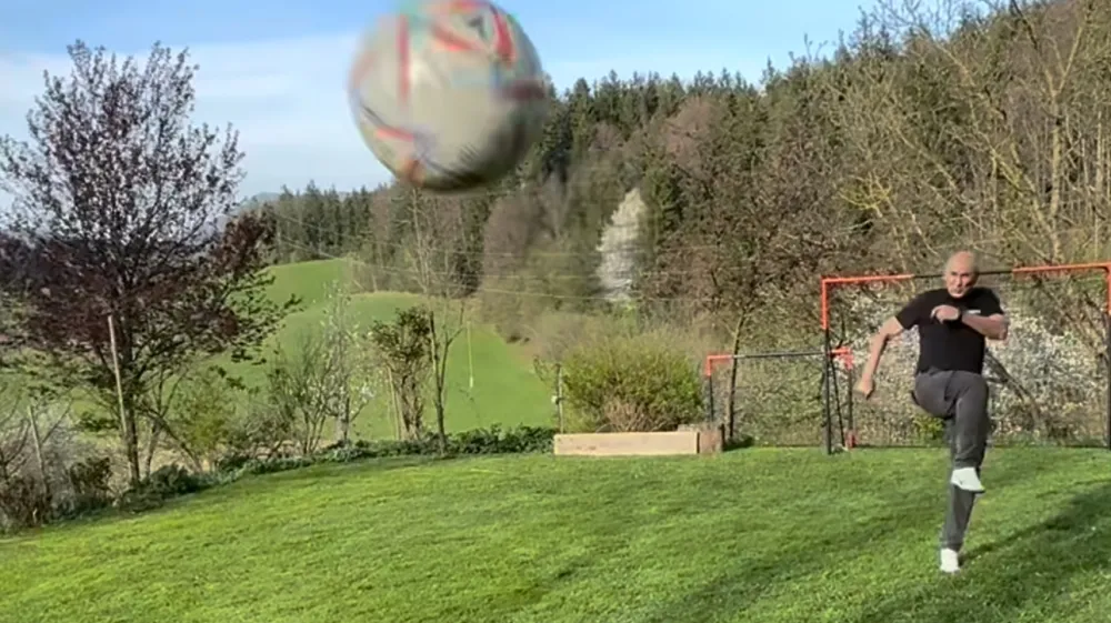 Janez Janša je svojim sledilcem na instagramu v videu nazorno pokazal, kako dober nogometaš je. F instagram 