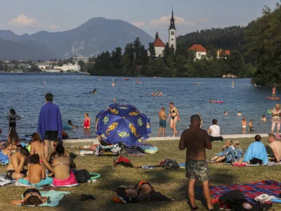 - 21.7.2022 - Bled - Blejski otok, kopalci, turisti, vročina, hlajenje, jezero, vodne aktivnosti //FOTO: Jaka Gasar