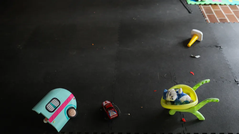 simbolična fotografija, otroške igrače, otroštvo, otroci, zloraba otrok.- 14.12.2022 – Ankaran - Nastanitveni center za ukrajinske begunce Debeli rtič - Begunski otroci iz Ukrajine v Sloveniji – begunci - //FOTO: Bojan VelikonjaOPOMBA: REPORTAŽA ZA NEDELJSKI 2022