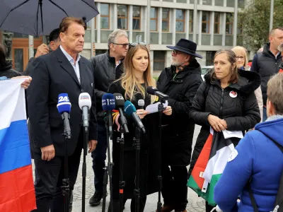 Ljubljana, Trg republike.<br>Novinarska konferenca Gibanja za pravice Palestincev, Pravnega centra za varstvo clovekovih pravic in okolja ter Mirovnega instituta, ki so jo grobo zmotili clani iniciative Glas upokojencev in Instituta 1. oktober.