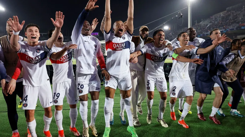 Zvezdnik PSG Kylian Mbappe in soigralci so se takole veselili napredovanja v polfinale lige prvakov. Mbappe je proti Barceloni v ligi prvakov dosegel že &scaron;est golov, kar je največ med vsemi ekipami. Le Nemec Thomas M&uuml;ller je večkrat zatresel mrežo Barcelone &ndash; osemkrat. F Reuters.