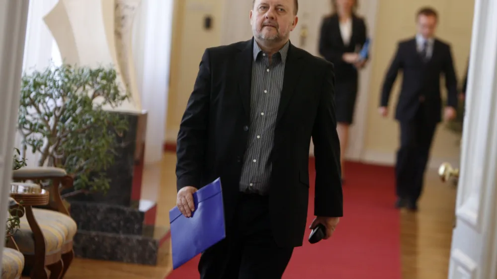 predsednik SNS Zmago Jelinčič- sestanek pri predsedniku vlade Borutu Pahorju s predsedniki parlamentarnih strank in vodjam poslanskih skupin o upravičenosti predloga novele zakona o varovanju arhivskega gradiva/FOTO: Bojan Velikonja