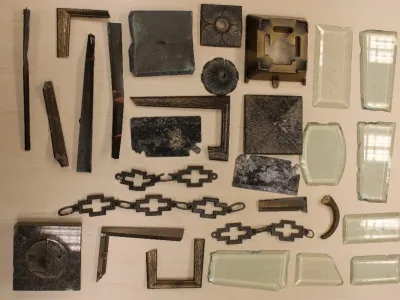 Policija je pri enem od osumljenih zasegla več predmetov, ukradenih z grobov na pokopališču v Svetici. 