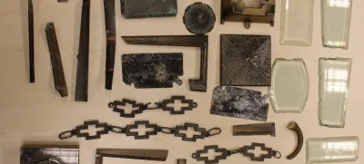 Policija je pri enem od osumljenih zasegla več predmetov, ukradenih z grobov na pokopališču v Svetici. 