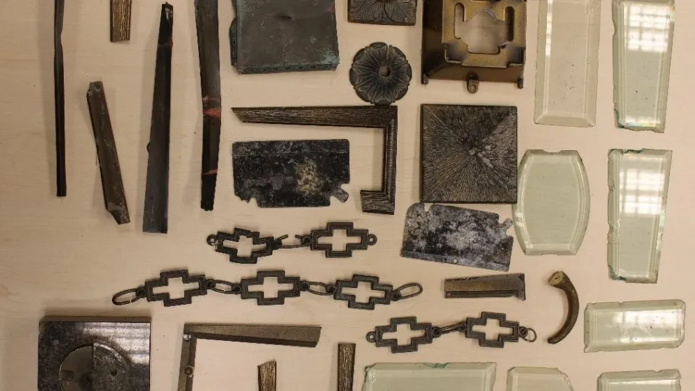 Policija je pri enem od osumljenih zasegla več predmetov, ukradenih z grobov na pokopališču v Svetici. 