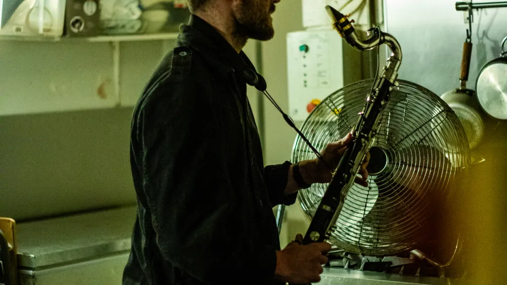 Čilsko-ameri&scaron;ki skladatelj Nicol&aacute;s Jaar bo eden od osrednjih gostov festivala SONICA 2024, za mlade eksperimentatorje pa bo imel kar &scaron;tiridnevno glasbeno delavnico. F arhiv festivala 