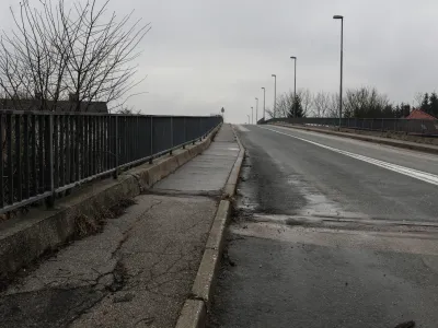 Nadvoz Ižanske ceste čez južno obvoznico je potreben prenove. 