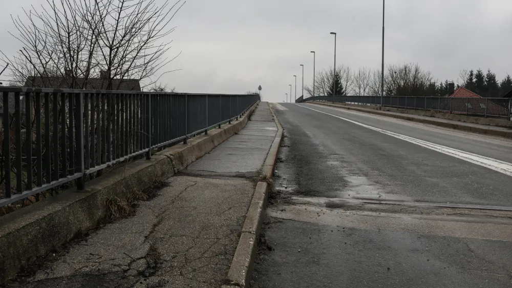 Nadvoz Ižanske ceste čez južno obvoznico je potreben prenove. 