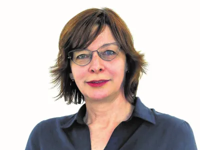 Katja Gle&scaron;čič- Redakcija Dnevnik 2024 - portreti za komentarje in kolumne - kolumnisti - komentatorji &ndash; novinarji - portret //FOTO: Luka Cjuha