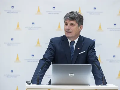 Osrednje vprašanje današnjega dne je, kdo se boji tega, da ljudje povedo, kaj jim je pri urejanju pomembnih družbenih vprašanj prav, in samo za to gre.

Borut Sajovic, vodja poslanske skupine Svobode