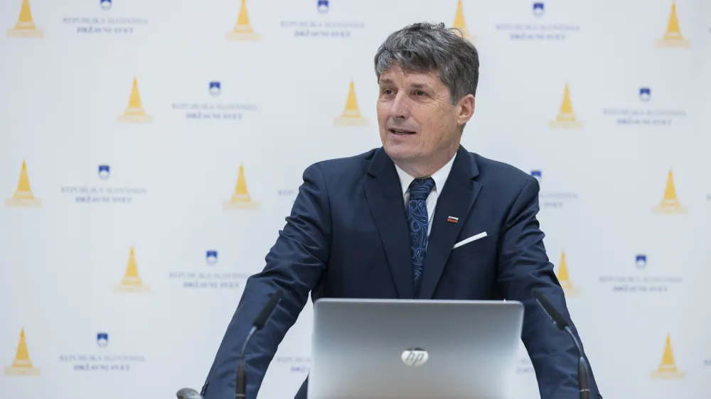 Osrednje vprašanje današnjega dne je, kdo se boji tega, da ljudje povedo, kaj jim je pri urejanju pomembnih družbenih vprašanj prav, in samo za to gre.

Borut Sajovic, vodja poslanske skupine Svobode