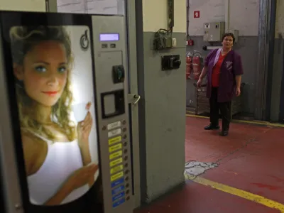 <br>avtomat za kavo - kavni aparat - kava <br><br><br>- podjetje Kovinoplastika Lož d.d., industrija kovinskih in plastičnih izdelkov d.d., - uprava družbe je mimo sindikatov brez ustreznih pojasnil za četrtino znižala avgustovske plače - zaradi padca naročil je zaskrbljenih približno 800 delavcev - //FOTO: Jaka Gasar