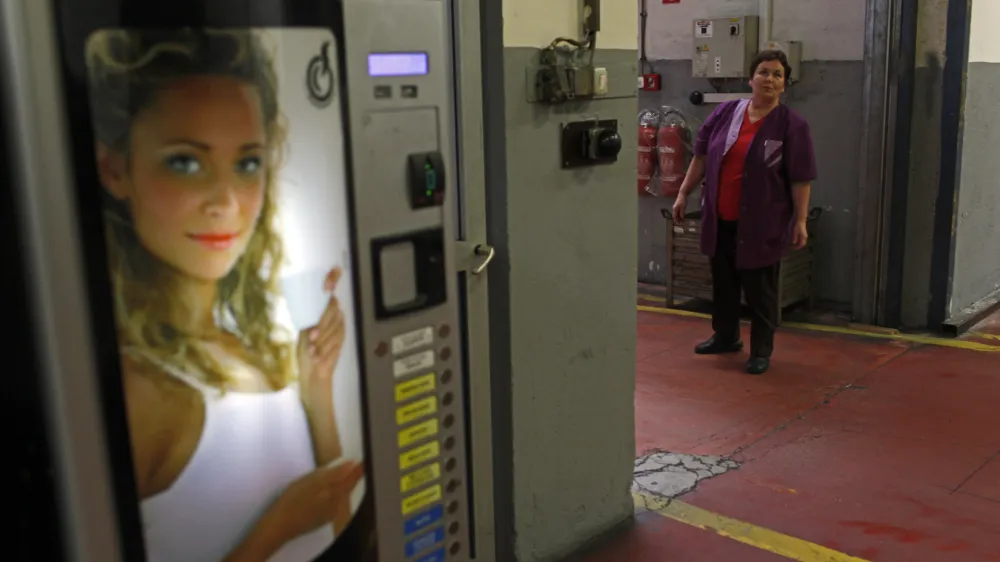 <br>avtomat za kavo - kavni aparat - kava <br><br><br>- podjetje Kovinoplastika Lož d.d., industrija kovinskih in plastičnih izdelkov d.d., - uprava družbe je mimo sindikatov brez ustreznih pojasnil za četrtino znižala avgustovske plače - zaradi padca naročil je zaskrbljenih približno 800 delavcev - //FOTO: Jaka Gasar