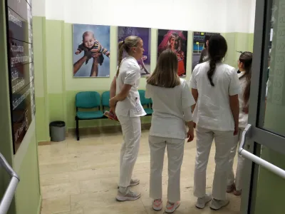 <br>-Simbolična fotografija -<br>mladi<br><br><br>- 15.01.2024 - stavka Sindikata zdravnikov in zobozdravnikov Slovenije – protest zaradi neuresničenih zavez vlade iz že sklenjenih sporazumov - zbor zaposlenih na Onkološkem inštitutu Ljubljana<br><br>//FOTO: Tomaž Skale<br>