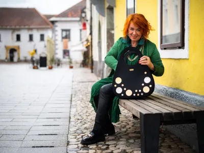 Andreja Korbar pravi, da ji material iz odsluženih plastenk ponuja neomejene možnosti ustvarjanja. 